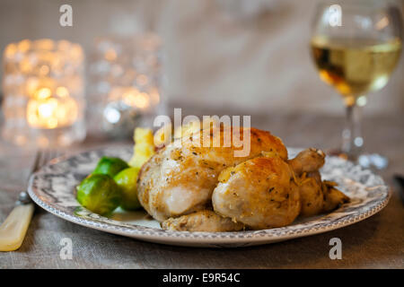 Intero arrosto di Poussin con mash e i cavoli di Bruxelles Foto Stock