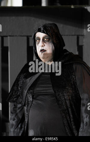 Aberystwyth, Wales, Regno Unito. Il 31 ottobre 2014. Un uomo si veste per Halloween a Aberystwyth, UK Credit: Jon Freeman/Alamy Live News Foto Stock