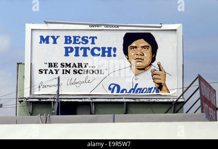 Un annuncio di servizio pubblico affissioni con Fernando Valenzuela del Los Angeles Dodgers raccontando i bambini a rimanere a scuola Foto Stock