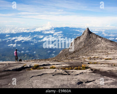 Escursionista presso la sommità del Monte Kinabalu, il picco più alto nell'arcipelago malese, Sabah, Malaysia orientale. Foto Stock