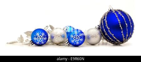 Raccolta di blu e argento baubles di Natale formando un bordo Foto Stock