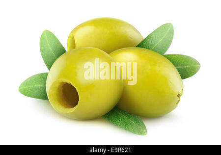 Olive verdi snocciolate isolato su bianco Foto Stock