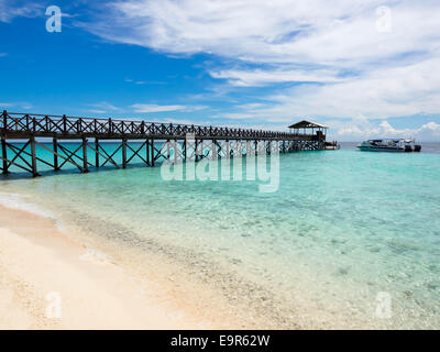 Pier a Pulau Sipadan Island a Sabah, Malesia orientale. Foto Stock