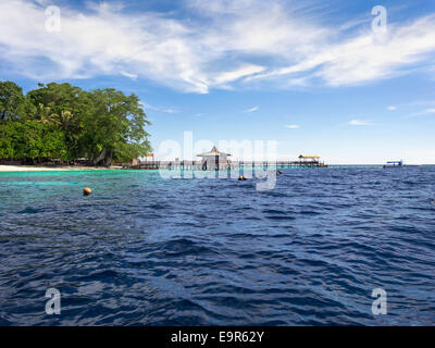 Pier a Pulau Sipadan Island a Sabah, Malesia orientale. Foto Stock