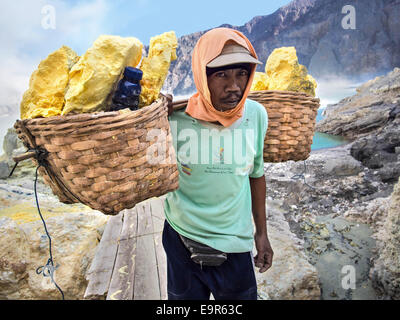 Ritratto di un minatore di zolfo a Kawah Ijen vulcano, Java Orientale, Indonesia. Foto Stock