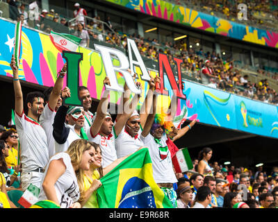 Iran i tifosi di calcio guardando la FIFA World Cup match contro la Bosnia ed Erzegovina a Fonte Nova stadium, Salvador, Bahia, Brasile. Foto Stock