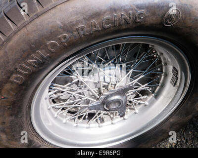 Un classico Dunlop racing pneumatico con raggi Foto Stock
