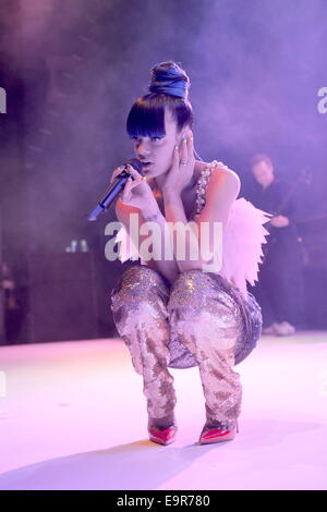 Lily Allen performing live sul palco di Shepherd's Bush Empire promuovere il rilascio del suo nuovo album "heezus' dotata di: Lily Allen dove: Londra, Regno Unito quando: 28 Apr 2014 Foto Stock