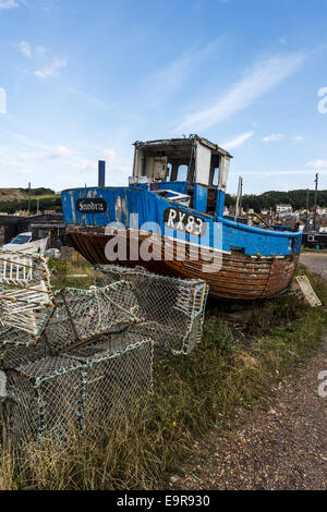 Barche da pesca sul Stade, una spiaggia di ciottoli in Hastings Old Town, Est Susex Foto Stock