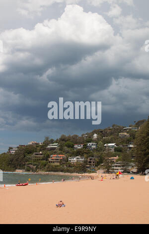 Sydney, Australia. 1 Novembre, 2014. Le temperature raggiungono i 34 gradi su una giornata di primavera su Palm Beach,Sydney, Australia. temporali sul loro modo al di sopra di Palm Beach,Sydney , Australia Credit: martin berry/Alamy Live News Foto Stock