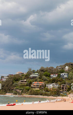 Sydney, Australia. 1 Novembre, 2014. Le temperature raggiungono i 34 gradi su una giornata di primavera su Palm Beach,Sydney, Australia. temporali sul loro modo al di sopra di Palm Beach,Sydney , Australia Credit: martin berry/Alamy Live News Foto Stock