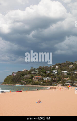 Sydney, Australia. 1 Novembre, 2014. Le temperature raggiungono i 34 gradi su una giornata di primavera su Palm Beach,Sydney, Australia. temporali sul loro modo al di sopra di Palm Beach,Sydney , Australia Credit: martin berry/Alamy Live News Foto Stock