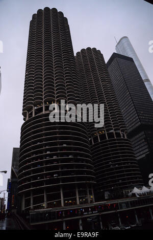 Città Mariana, Filippine. Il 31 ottobre, 2014. Equipaggio di Nik wallenda filo di fissaggio alla città mariana Credito: Nisarg Lakhmani/Alamy Live News Foto Stock