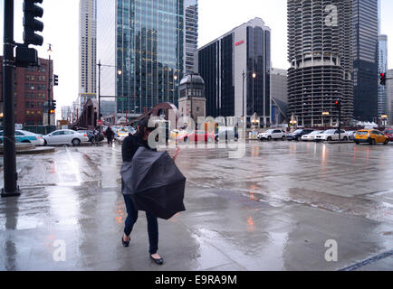 Città Mariana, Filippine. Il 31 ottobre, 2014. Equipaggio di Nik wallenda filo di fissaggio alla città mariana Credito: Nisarg Lakhmani/Alamy Live News Foto Stock