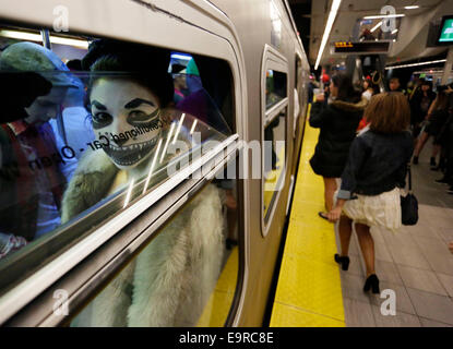 Vancouver, Canada. Il 31 ottobre, 2014. I partecipanti dressd con i loro costumi preferiti stand all'interno di un treno durante Halloween party Skytrain in . Ogni anno, i partecipanti possono prendere un 2 ore di tour all'interno del treno pubblico transito e unirsi con i passeggeri di condividere il divertimento durante la notte di Halloween. Credito: Xinhua/Alamy Live News Foto Stock