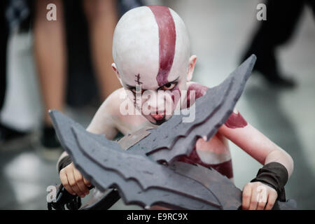 Città di Medellin, Colombia. Il 31 ottobre, 2014. Un bambino pone durante la seconda edizione del 'Comic Con' nella città di Medellin, Colombia, il 31 ott. 2014. La seconda edizione del Fumetto con la Colombia ha luogo dal 31 Ottobre al 9 novembre 2. Credito: Xinhua/Alamy Live News Foto Stock