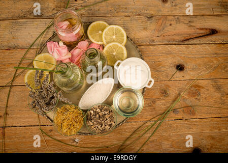 Assortimento di prodotti cosmetici naturali su un tavolo rustico Foto Stock