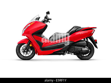 Patente disponibile sul sito MaximImages.com - Rosso 2014 Honda forza ABS Motor scooter isolato su sfondo bianco con percorso di ritaglio Foto Stock
