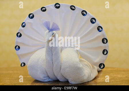 Swan realizzato da asciugamani su un tavolo Foto Stock