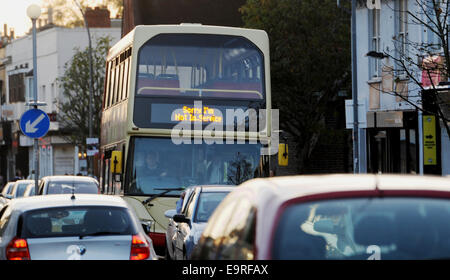 Brighton e Hove bus con il segno Spiacenti non sto in Service visualizzata sulla parte anteriore la guida verso il basso congestionate strade della città Foto Stock