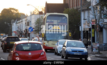 Brighton e Hove bus con il segno Spiacenti non sto in Service visualizzata sulla parte anteriore la guida verso il basso congestionate strade della città Foto Stock