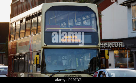 Brighton e Hove bus con il segno Spiacenti non sto in Service visualizzata sulla parte anteriore la guida verso il basso congestionate strade della città Foto Stock