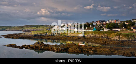 Bull Bay (Porta Llechog) visto dal sentiero costiero guardando ad est verso Amlwch sulla costa settentrionale dell' isola di Anglesey, Galles del Nord Foto Stock