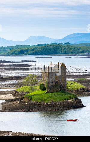 Stalker castello sul Loch Linnhe, xiv secolo highland fortezza del clan MacDougall a Appin, Argyll nelle Highlands della Scozia Foto Stock