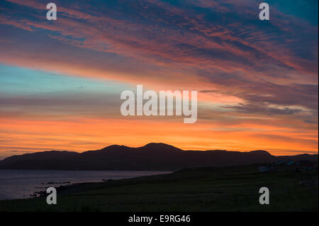 Colorato di rosso tramonto del Summer Isles, parte delle Ebridi Interne, da Achiltibuie sul Coigach costa ovest della Scozia Foto Stock