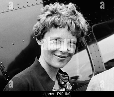 Foto d'epoca della pioniera e autrice dell'aviazione americana Amelia Earhart (1897 – dichiarata morta nel 1939) – Earthart e il suo navigatore Fred Noonan sono scomparsi nel 1937 mentre stava cercando di diventare la prima donna a completare un volo circumnavigazionale del globo. Foto scattata nel 1932. Foto Stock