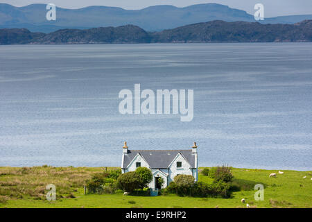 Scozzese tradizionale casa colonica e azienda sulla Wester Ross il sentiero costiero nei pressi di Applecross, nella costa nord occidentale della Scozia. Behi Foto Stock