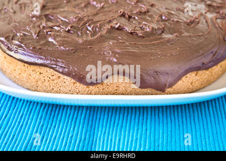 In prossimità di una parte di un pane appena sfornato ricoperta di cioccolato pan di spagna Foto Stock