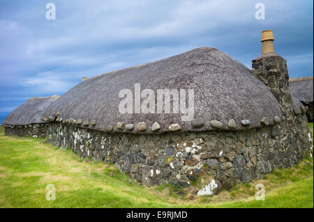 Attrazione turistica Skye museo della vita del villaggio rappresenta la pietra con il tetto di paglia case e fienili in antico crofting alloggiamento in corrispondenza Kilmuir, Foto Stock