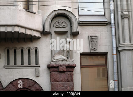 La scultura di un gatto in un edificio storico Foto Stock