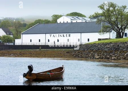 Talisker Single Malt Whisky Distillery a Carbost sull isola di Skye in Scozia Foto Stock