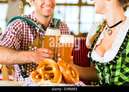 Ristorante Bavarese con musica, ospiti, birra di frumento e salatini Foto Stock