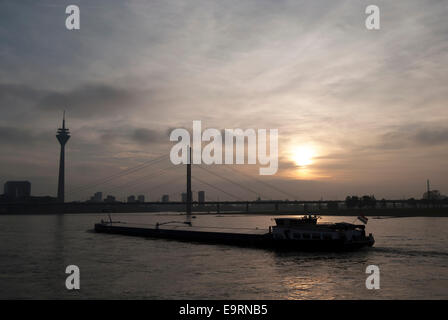Vista al tramonto sul fiume Reno, con la Torre sul Reno o rheinturm, in distanza, Dusseldorf, Germania Foto Stock
