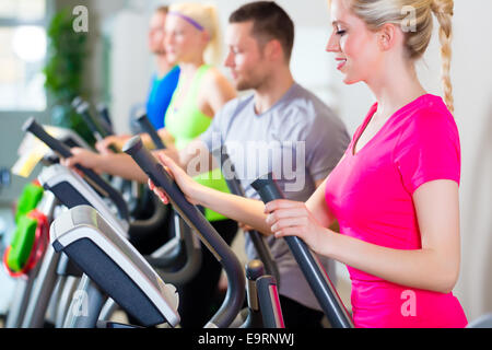 Gruppo di persone fitness sport in palestra sul tapis roulant Foto Stock