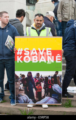 Liverpool, Regno Unito. 1 Novembre, 2014. Un anti-ISIS manifestazione si è tenuta nel centro di Liverpool, sabato 1 novembre 2014. I dimostranti sono contro l'organizzazione terrorista, Iside, e dire che sono il supporto di combattenti curdi in Siria. Credito: Christopher Middleton/Alamy Live News Foto Stock