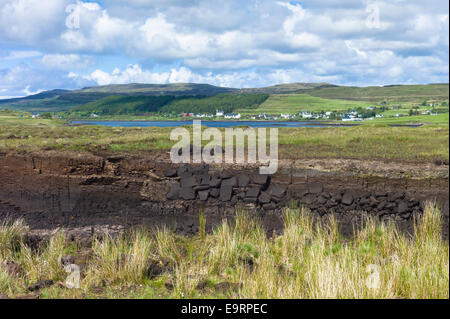 Turves tagliato dal tappeto erboso tradizionale torbiera del carburante per avere un impatto ambientale, Dunvegan Loch, Isola di Skye, Scozia occidentale Foto Stock