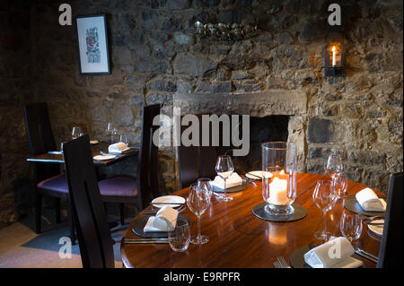 Tabella di impostazione del luogo con la vetreria, stoviglie, posate e tovaglioli al mondo gastronomico rinomato ristorante a cinque stelle Le tre C Foto Stock