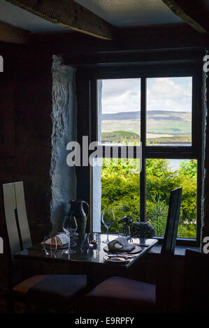 Tabella di impostazione del luogo con la vetreria, stoviglie e tovaglioli al mondo gastronomico rinomato ristorante a cinque stelle tre Chimne Foto Stock