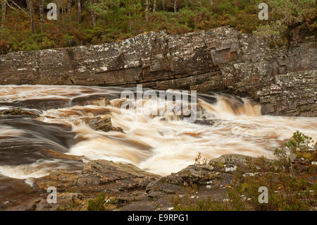 Fiume Blackwater in ondata dopo forti piogge autunnali Foto Stock