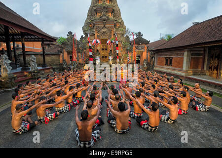 Prestazioni di i balinesi kecak dance, Ubud, Bali, Indonesia Foto Stock