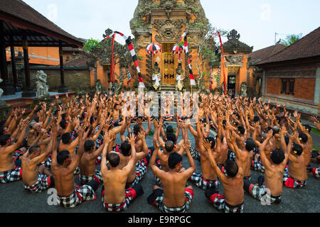 Prestazioni di i balinesi kecak dance, Ubud, Bali, Indonesia Foto Stock