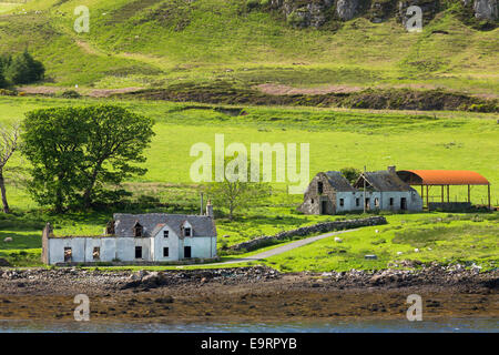 Abbandonate abbandonate croft con fattoria in disuso fienile olandese a Struan sull isola di Skye nelle Highlands e nelle isole della Scozia Foto Stock