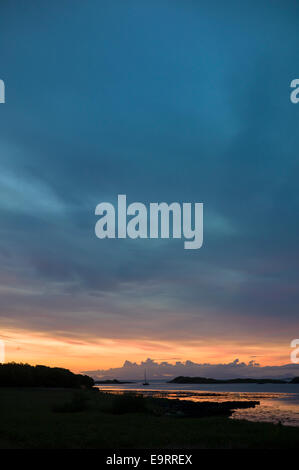 Skyscene del tramonto su Loch Dunvegan, l'Isola di Skye in Scozia Foto Stock