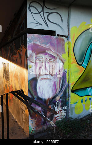 Uomo vecchio con la barba bianca ritratto graffiti, arte di strada a Varsavia in Polonia. Foto Stock