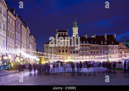 Dalla Piazza del Mercato della Città Vecchia di notte con illuminazione di Natale, città di Varsavia, Polonia. Foto Stock