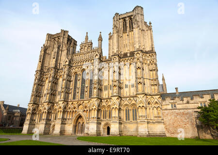 Il fronte ovest aspetto / facciata con entrata principale porta, della Cattedrale di Wells. Somerset. Regno Unito. Raffigurato su una soleggiata giornata estiva con cielo azzurro e sole. Foto Stock